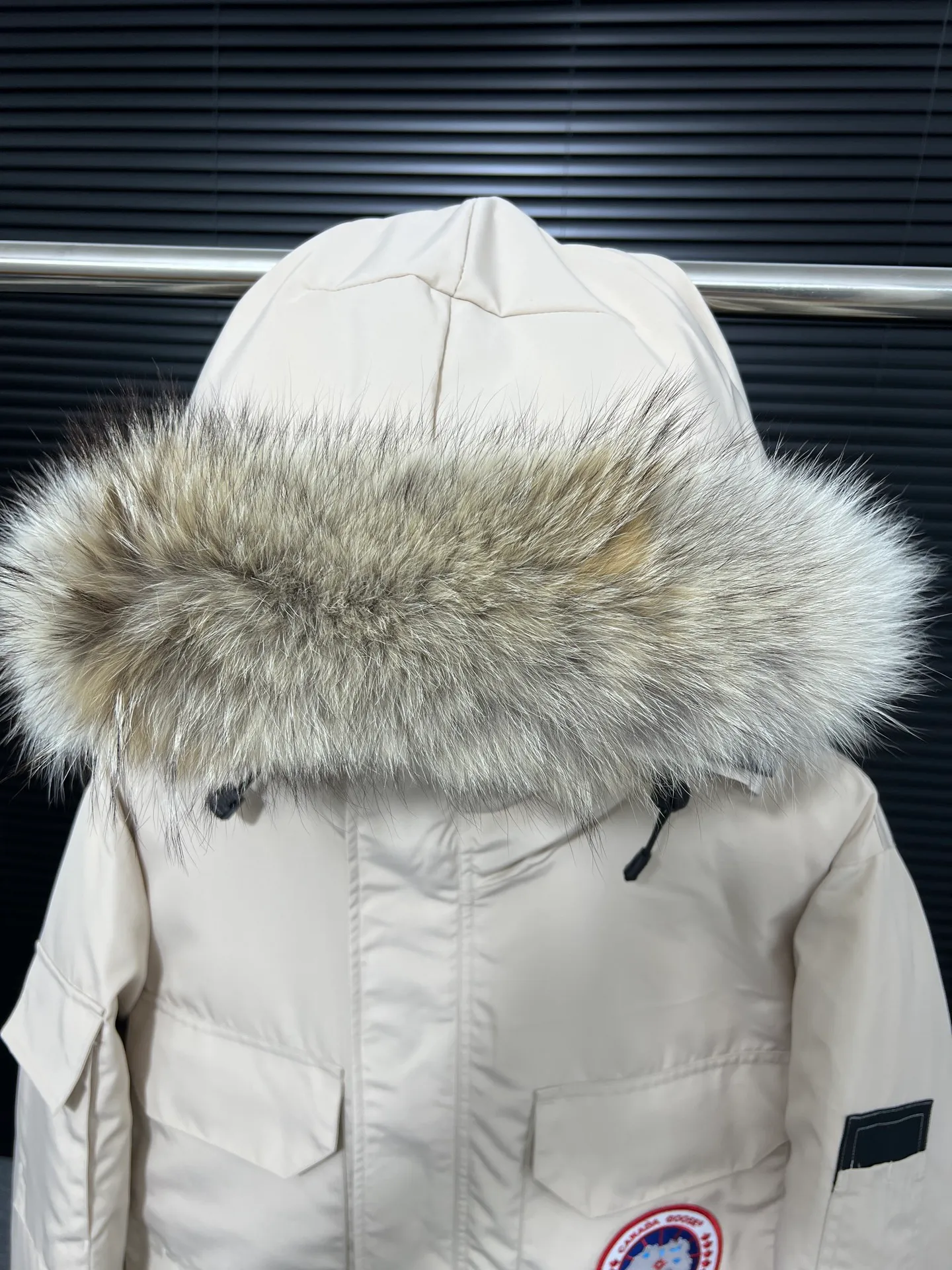 P780 🆕 Top original version, supports chip sensor with handbag 𝗖𝗮𝗻𝗮𝗱𝗮 𝗚𝗼𝘀𝗲 / 🇨🇦 Canada Goose 08 Down Jacket ⚠️ Partners who have been cooperating with us in the past few years know that no matter what is produced outside, our pure genuine trading company ships ❗️ After the test of time, we have received rave reviews. You can compare the market products with us. If you are not satisfied, you can return it at will. You are also welcome to come to ZG to see it and then come to my home to buy‼  1⃣️ The filling is 80% white duck down, with a weight of 500g. Regarding the down content, you can feel it with your hands. Good down has no embarrassment and can be called a walking duvet! 2⃣️ The fabric is made of Feather-Light 10D waterproof coating fabric, which is made of 84.5 polyester fiber and 15.5 cotton. The surface is treated with a special Teflon protective coating produced by DuPont to prevent wind and splash water, and makes the clothing anti-pollution and long-lasting new features! 3⃣️ One-piece seamless cuffs, 13cm official length, all seals are stamped, and all the inner liner is hemmed. The overcoat means sewing all the inner liner once. On the one hand, it is to prevent the velvet from running off, and on the other hand, it can keep the stiffness of the clothes! 4⃣️ Original Yoshida Kogyo Kabushikigaisha zipper, top-grade zinc alloy electroplated zipper with the highest specifications, using precise Japanese craftsmanship, raw materials and management methods. Each zipper can withstand 100,000+ openings and closings 5⃣️ The detachable fur collar is made of top-grade imported wolf fur, which is not comparable to the loose and soft raccoon fur and fake fur on the market. It is a natural Siberian coyote fur collar. The delicate and strong feel is the sense of life that comes from the erosion of wind and frost in nature. 6⃣️ Main logo double-thread 9-needle locking stranded embroidery, electronic digital automatic embroidery, maple leaves with sharp edges. Size: XS-XXL Color: black, off-white, graphite gray, sapphire blue Dark Blue Pink Azure Graphite Gray Black Label Shoulder Width Chest Sleeve Length Clothes Length Recommended Weight kg 67 87 80-90 2XL 58 136 69 89 90-105